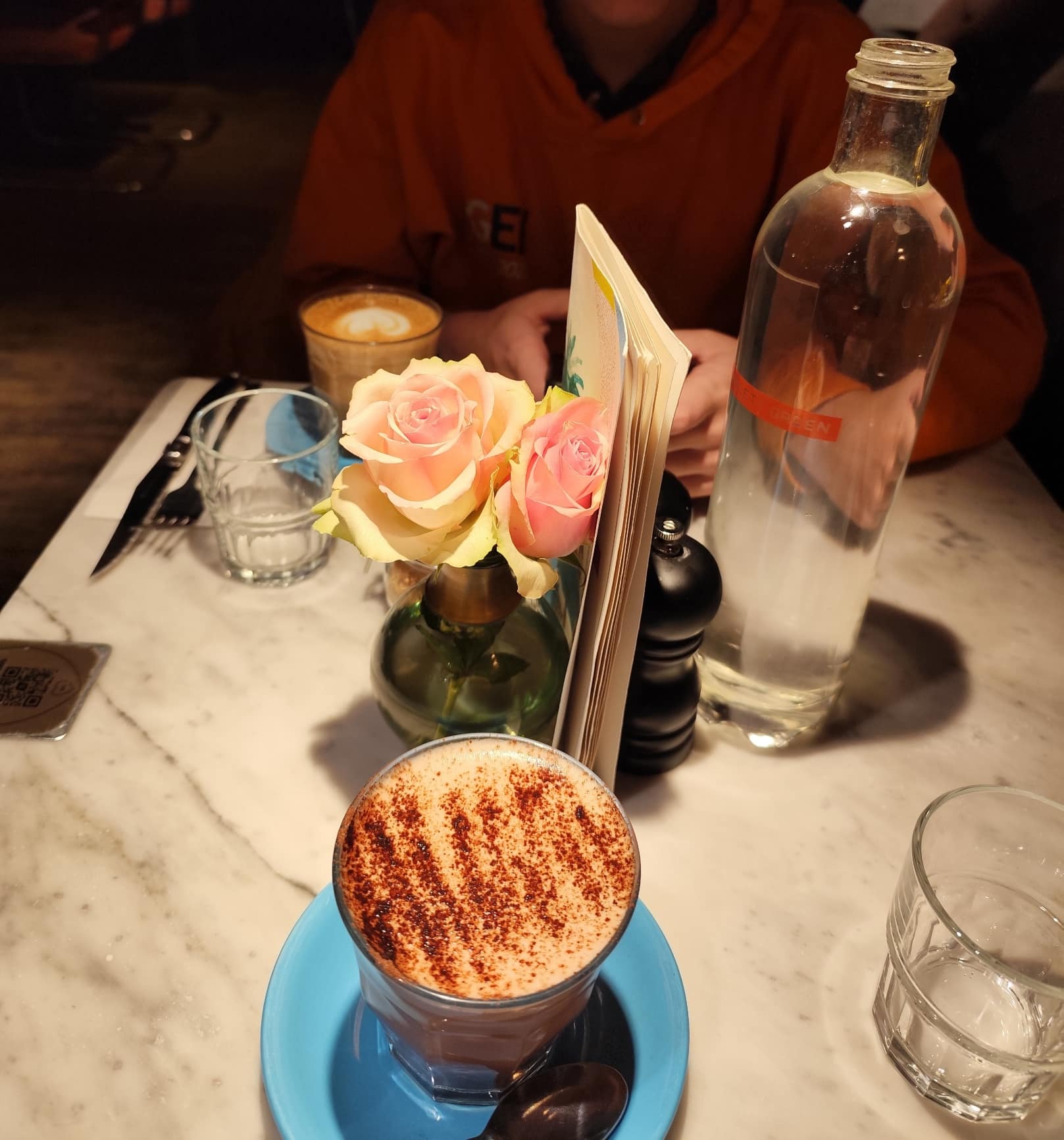Photo d'un chocolat chaud dans un café